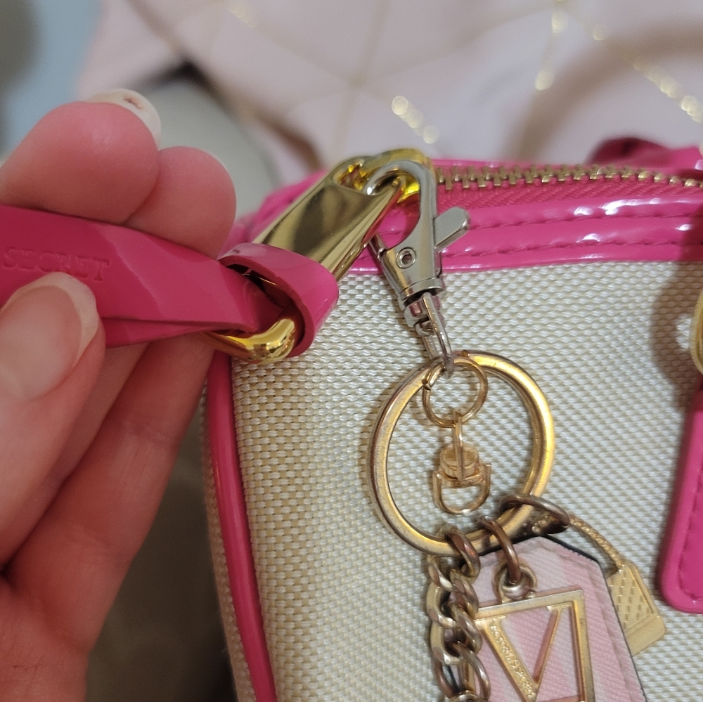 Beautiful Speedy Style Victorias Secret fun pink and smooth canvas style handbag - Picture 9 of 17